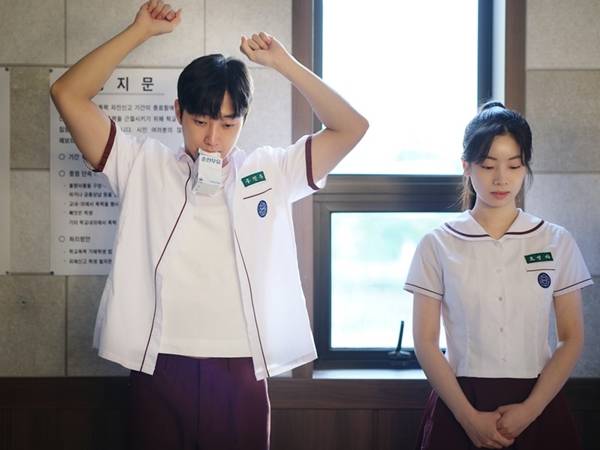 영화 '그 시절, 우리가 좋아했던 소녀' 포스터와 스틸