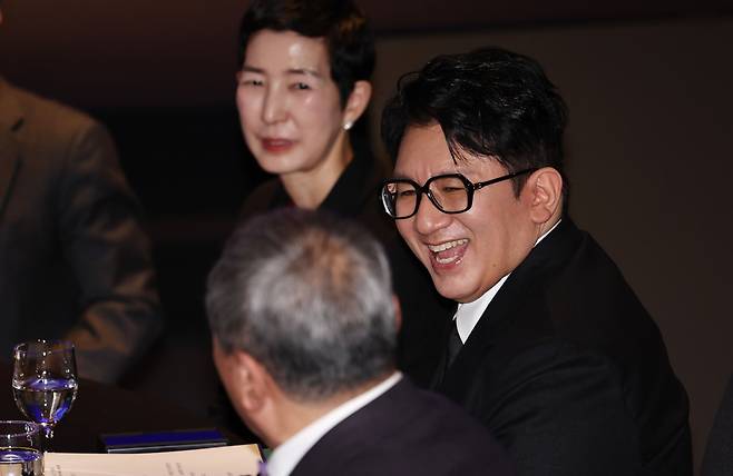 방시혁 하이브 의장이 20일 서울 영등포구 FKI타워 컨퍼런스센터에서 열린 한국경제인협회 제64회 정기총회에서 참석자들과 대화하고 있다. /연합뉴스