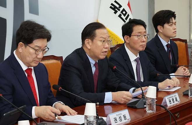 국민의힘 권영세 비상대책위원장(왼쪽 두번째)이 20일 국회에서 열린 비상대책위원회 회의에서 발언하고 있다. /연합뉴스