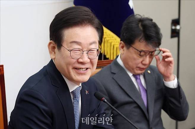 이재명 더불어민주당 대표가 지난 5일 국회에서 열린 민주당 '트럼프 2.0 시대 핵심 수출기업의 고민을 듣는다' 종합토론회에서 환하게 웃고 있다. ⓒ데일리안 홍금표 기자