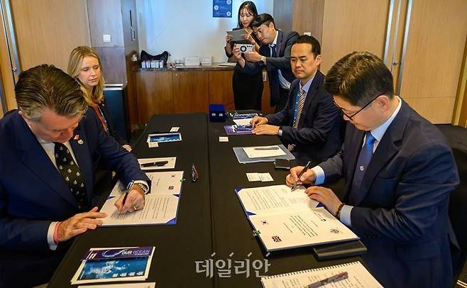 20일 싱가포르에셔 열린 국제항로표지기구 제1차 총회에서 최성용 해사안전국장(오른쪽)과 레인 로우어 영국 항로표지청장이 등대 렌즈 영구 임대와 관련한 협의의사록에 각각 서명하고 있다. ⓒ데일리안 배군득 기자