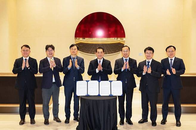 장인화(왼쪽 4번째) 포스코그룹 회장과 그룹사 임원들이 20일 서울 포스코센터에서 열린 ‘그룹 인권경영 선언문’ 선포식에서 기념촬영하고 있다. ⓒ포스코홀딩스