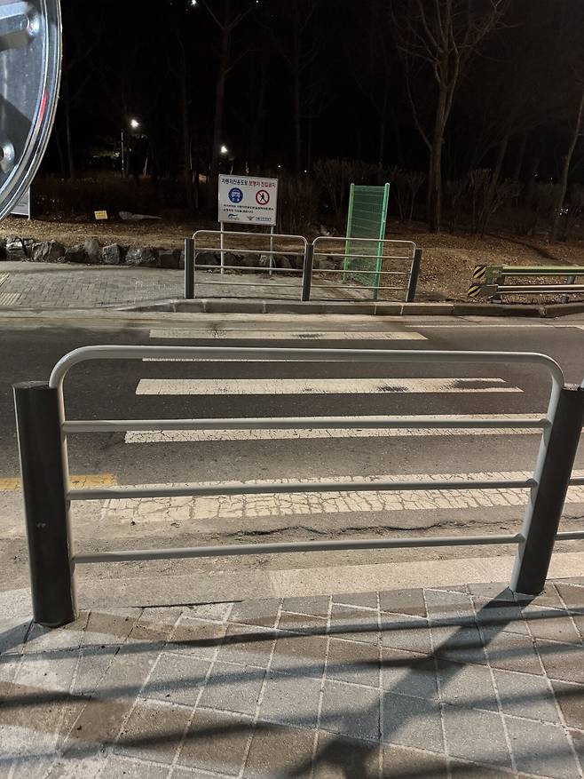 IMG_6964.jpeg 횡단보도로 길을 건너십시오. 안전펜스를 넘지 마십시오.