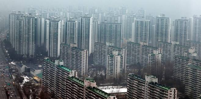 지난 12일 토지거래허가 해제구역으로 발표된 서울 잠실 리센츠 아파트 단지 모습. 사진=연합뉴스