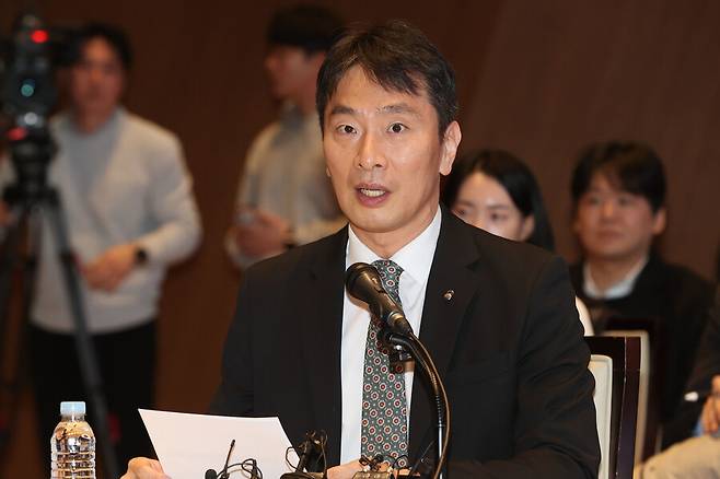 이복현 금융감독원장이 20일 서울 여의도 한국거래소에서 열린 ‘증시 인프라 개선 관련 열린 토론’에서 발언을 하고 있다. 연합뉴스