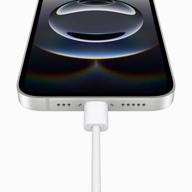 애플이 19일 아이폰16 시리즈의 보급형 모델 '아이폰16e'를 공개했다. 유럽연합 규격에 맞춰 USB-C 타입 충전 포트가 적용됐다. 애플 제공