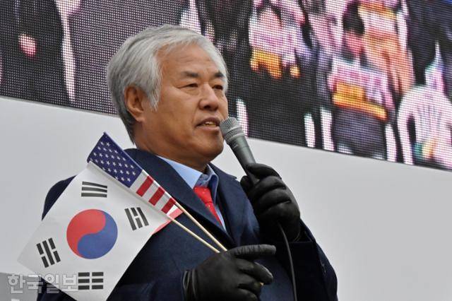 전광훈 사랑제일교회 목사가 15일 서울 종로구 광화문광장에서 열린 '윤석열 대통령 탄핵반대 국민대회'에서 발언하고 있다. 홍인기 기자