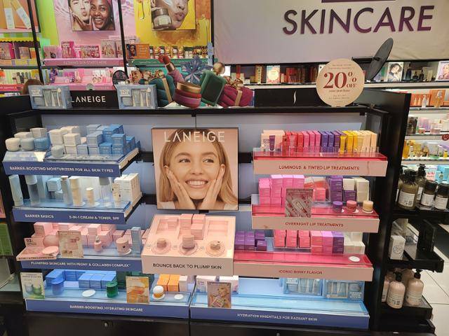 2024년 12월 9일(현지시간) 미국 뉴욕 맨해튼의 세포라 매장에서 판매 중인 라네즈 제품. 뉴욕=박경담 기자