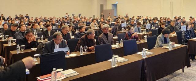 ▲ 19일 강릉 씨마크 호텔에서 열린 ‘동해안 광역 철도망 시대-강릉 발전 전략포럼’ 행사장에 많은 시민들이 찾아 토론을 지켜보고 있다.  이연제