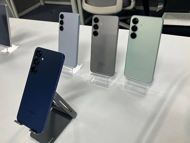 제품 시연회에 뒷줄 왼쪽부터 아이스블루, 실버 쉐도우, 민트, 네이비 색상의 갤럭시S25 시리즈가 전시되어 있다. 사진=박수빈 기자.