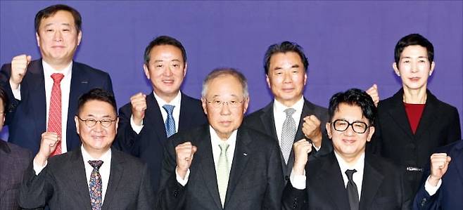 류진 한국경제인협회 회장(앞줄 가운데)이 20일 서울 여의도 FKI타워 콘퍼런스센터에서 열린 한국경제인협회 제64회 정기총회에서 회원사 대표들과 기념촬영하고 있다. 앞줄 왼쪽부터 이석우 두나무 대표, 류 회장, 방시혁 하이브 의장, 뒷줄 왼쪽부터 김남구 한국투자금융지주 회장, 이웅열 코오롱 명예회장, 이장한 종근당 회장, 김정수 삼양라운드스퀘어 부회장.  /연합뉴스