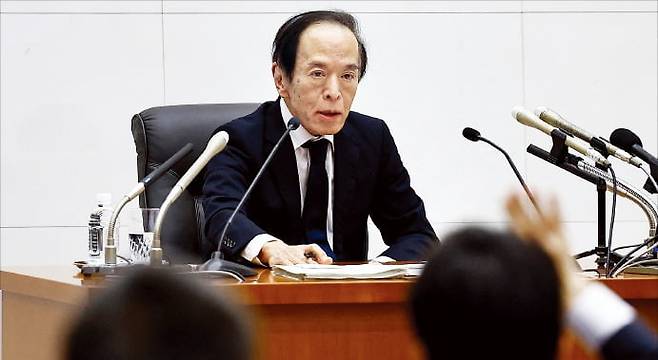 우에다 가즈오 일본은행 총재가 1월 24일 열린 기자간담회에서 발언하는 모습. 사진 로이터=연합뉴스