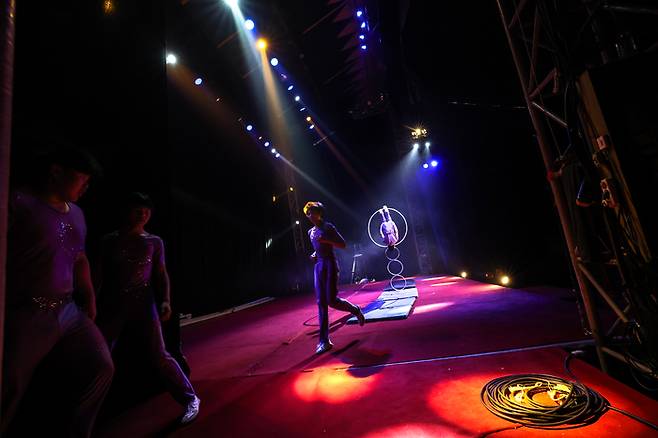 곡예사들이 장애물을 뛰어넘는 기술을 펼치고 있다.