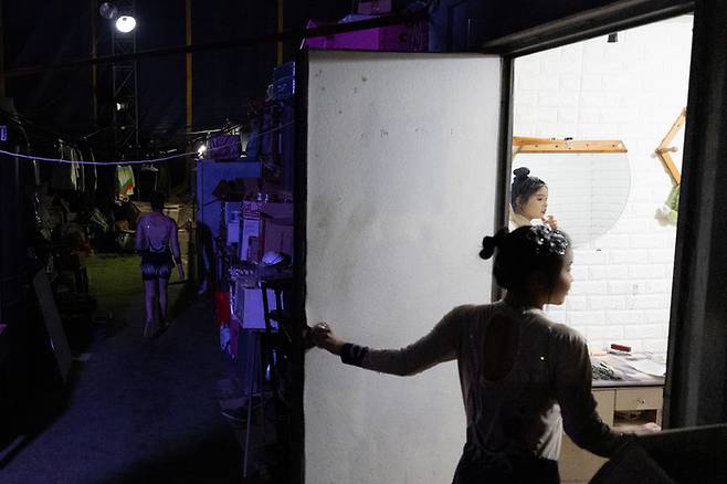 공연을 마친 곡예사들이 휴식을 위해 방으로 향하고 있다.