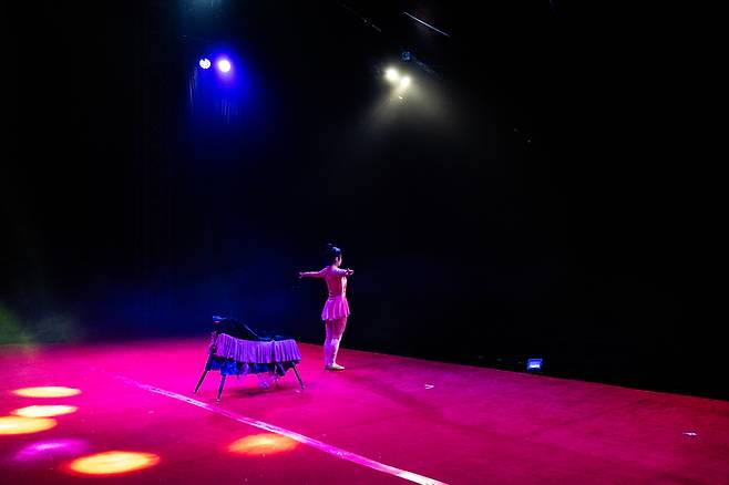 공연을 마친 곡예사가 관객들을 향해 인사를 하고 있다.