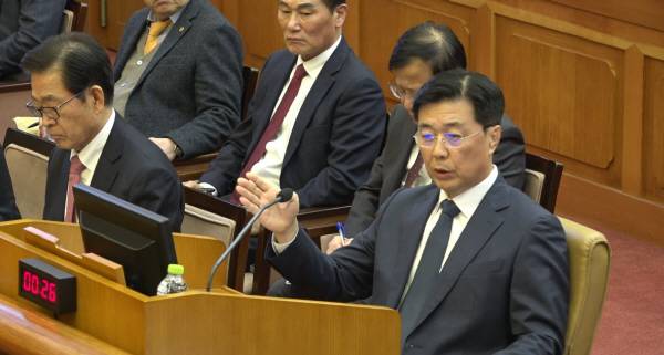 홍장원 전 국정원 1차장이 20일 서울 종로구 헌법재판소 대심판정에서 열린 윤 대통령의 탄핵 심판 10차 변론에서 증언하고 있다. 연합뉴스