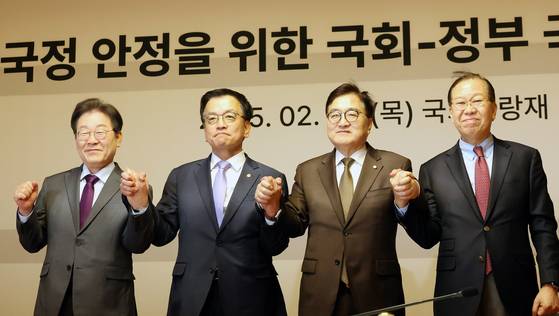From left: Democratic Party chief Rep. Lee Jae-myung, acting President Choi Sang-mok, National Assembly Speaker Woo Won-shik, and interim People Power Party leader Rep. Kwon Young-se pose for a photo in western Seoul on Feb. 20. [JOINT PRESS CORPS]