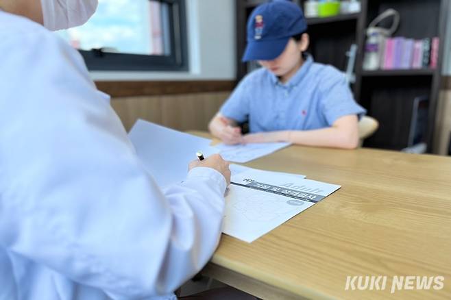 정신건강 임상심리사 수련생이 수검자를 대상으로 심리 검사를 진행하고 있다. &nbsp; 사진=권혜진 쿠키청년기자&nbsp;