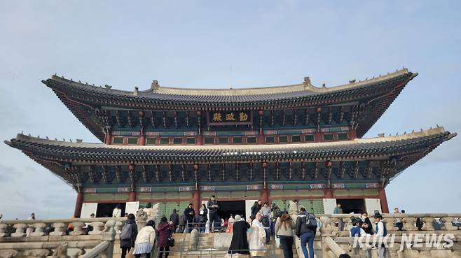 외국인 관광객으로 붐비는 경복궁. 사진=채예빈 쿠키청년기자