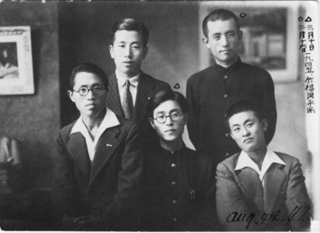 1942년 8월 4일 윤동주(오른쪽 맨 위)가 고향인 용정(중국 지린성 룽징시)에서 찍은 사진이다. 일본 유학 중이던 윤동주는 여름 방학 동안 잠시 귀국해 고향 마을에서 함께 자란 또래 친척들과 함께 사진을 찍었고, 이 사진은 그가 고향에서 남긴 마지막 사진이 됐다. 윤동주기념관 제공