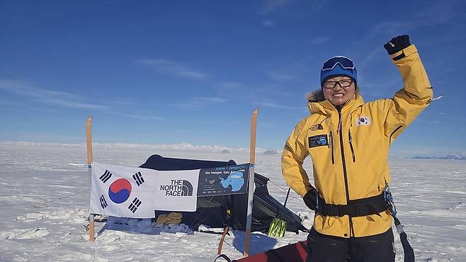 지난 1월 남극대륙 단독 스키 횡단에 성공한 김영미 대장이 1786㎞의 긴 여정을 마치고 종착 지점에서 기뻐하고 있다.  영원아웃도어