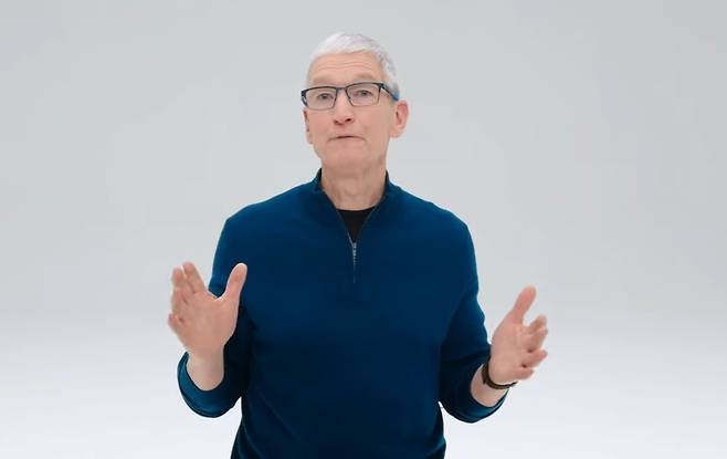 아이폰16e에 대해 설명하는 팀 쿡 애플 최고경영자(CEO). [공식유튜브 캡처]