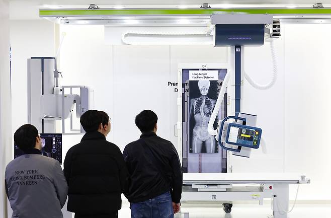 14일 서울 강남구 코엑스에서 열린 제39회 국제의료기기·병원설비 전시회(KIMES 2024)를 찾은 관람객들이 엑스레이 촬영 장비를 살펴보고 있다. [뉴시스]