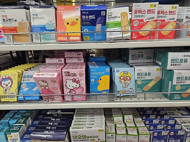 서울 시내 한 다이소의 밴드 등 의약외품 판매 매대. 최은지 기자.