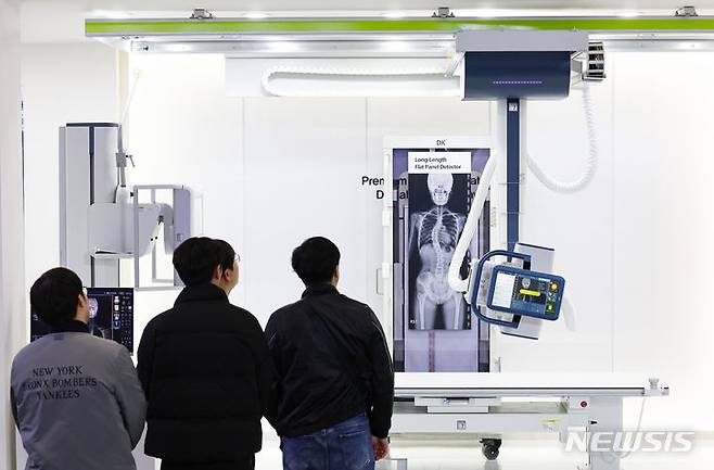 [서울=뉴시스] 황준선 기자 = 지난해 3월 14일 서울 강남구 코엑스에서 열린 제39회 국제의료기기·병원설비 전시회(KIMES 2024)를 찾은 관람객들이 엑스레이 촬영 장비를 살펴보고 있다. 해당 사진은 기사와 직접 관련이 없습니다. 2024.03.14. hwang@newsis.com