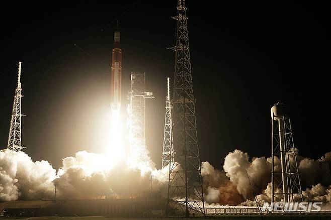[케이프커내버럴=AP/뉴시스]사진은 미국 항공우주국(NASA)의 달 탐사 프로젝트 로켓 '아르테미스 1호'가 16일(현지시간) 미국 플로리다 케이프커내버럴 케네디우주센터의 39B 발사대에서 2022년 11월 16일(현지 시간)발사되고 있는 모습. 사진은 기사와 직접적인 관련 없음. 2025.02.20.