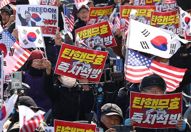 윤석열 대통령 탄핵심판 8차 변론이 열린 13일 서울 종로구 안국역사거리에서 대한민국바로세우기국민운동본부(대국본) 및 윤석열 대통령 지지자들이 탄핵 반대 집회를 하고 있다. 연합뉴스