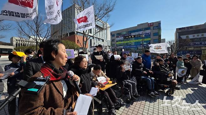 광주장애인차별철폐연대와 민주사회를위한 변호사모임 등이 20일 광주지법 앞에서 기자회견을 열고 판결에 따른 입장을 밝히고 있다. 최창민 기자