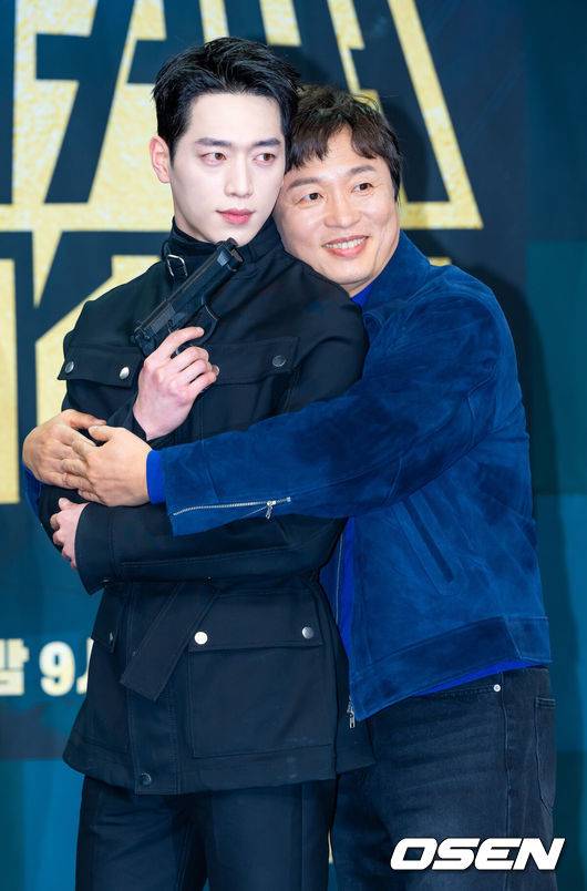 [OSEN=민경훈 기자] 20일 오후 서울 상암 MBC 골든마우스홀에서 MBC 새 금토드라마 ‘언더커버 하이스쿨’ 제작발표회가 열렸다.‘언더커버 하이스쿨’(극본 임영빈, 연출 최정인)은 고종 황제의 사라진 금괴의 행방을 쫓기 위해 고등학생으로 위장 잠입한 국정원 요원의 좌충우돌 N차 고딩 활약기를 담은 드라마다.배우 서강준과 전배수가 포토타임을 가지고 있다. 2025.02.20 /rumi@osen.co.kr