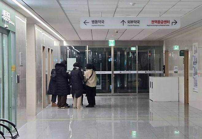 지난 10일 오후 대전의 한 초등학교에서 교사가 휘두른 흉기에 숨진 8살 학생이 이송된 대학병원 응급실. 대전=뉴스1