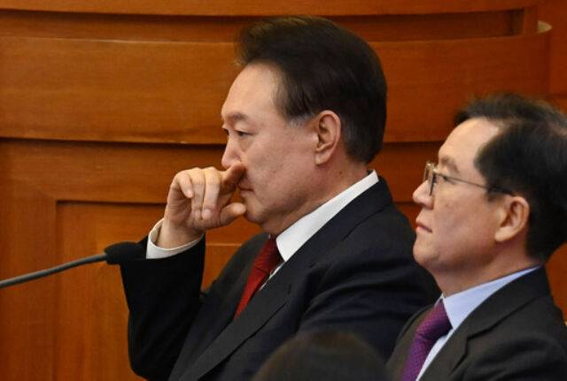 윤석열 대통령이 20일&nbsp;서울 종로구 헌법재판소 대심판정에서 열린 탄핵심판 10차 변론에 출석해 있다. 윤 대통령은 출석 5분 만에 심판정을 퇴장했다. 뉴스1&nbsp;