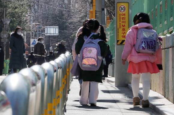 13일 서울의 한 초등학교에서 학생들이 하교하고 있다.2025.2.13. 뉴스1
