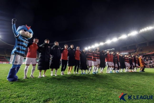ACLE 리그 스테이지 4차전에서 산둥 타이산에 승리한 뒤 기뻐하는 포항 선수들. 프로축구연맹 제공