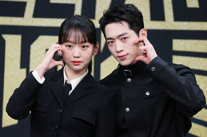배우 진기주와 서강준이 20일 오후 서울 마포구 MBC 골든마우스홀에서 열린 MBC 새 금토드라마 ‘언더커버 하이스쿨’ 제작발표회에서 포즈를 취하고 있다. 사진 연합뉴스