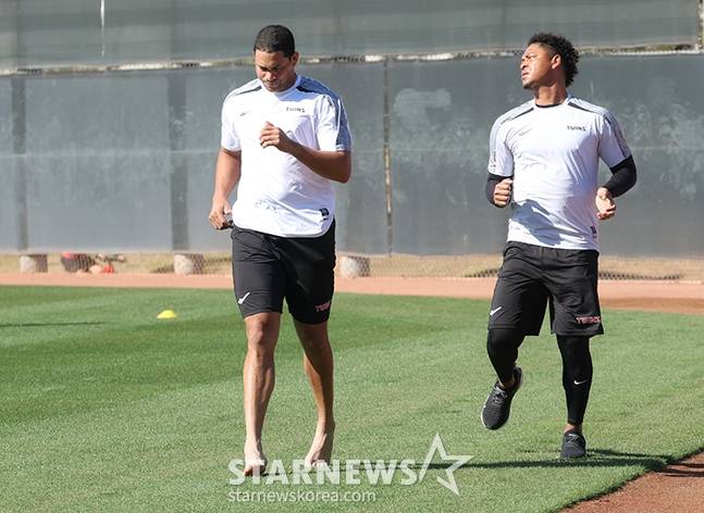 [포토] 엘리 '치리노스 맨발에 밀리다니'