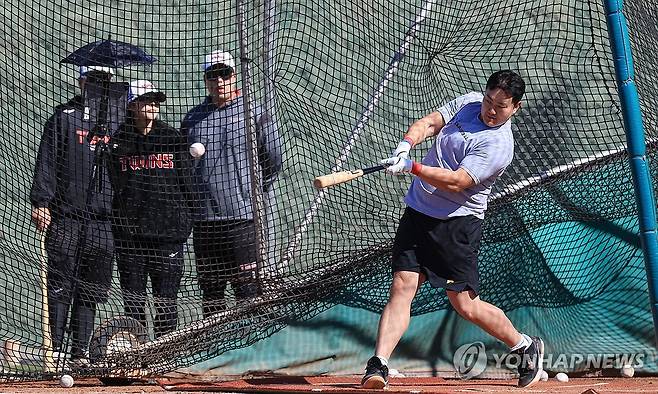 LG 스프링캠프서 타격 훈련하는 FA 최지만 (스코츠데일[미국 애리조나주]=연합뉴스) 신현우 기자 = 지난해 미국프로야구 메이저리그(MLB) 뉴욕 메츠에서 방출된 최지만이 18일(현지시간) LG 트윈스 스프링캠프가 열리고 있는 미국 애리조나주 스코츠데일 인디언 스쿨 공원 야구장에서 LG 선수단과 타격 훈련하고 있다. 2025.2.19 nowwego@yna.co.kr
