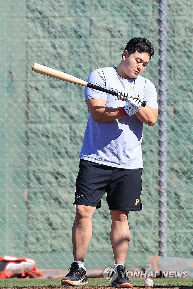 배트 휘둘러보는 최지만 (스코츠데일[미국 애리조나주]=연합뉴스) 신현우 기자 = 지난해 미국프로야구 메이저리그(MLB) 뉴욕 메츠에서 방출된 최지만이 18일(현지시간) LG 트윈스 스프링캠프가 열리고 있는 미국 애리조나주 스코츠데일 인디언 스쿨 공원 야구장에서 LG 선수단과 타격 훈련하며 배팅 케이지에 들어가기에 앞서 배트를 휘둘러보고 있다. 2025.2.19 nowwego@yna.co.kr