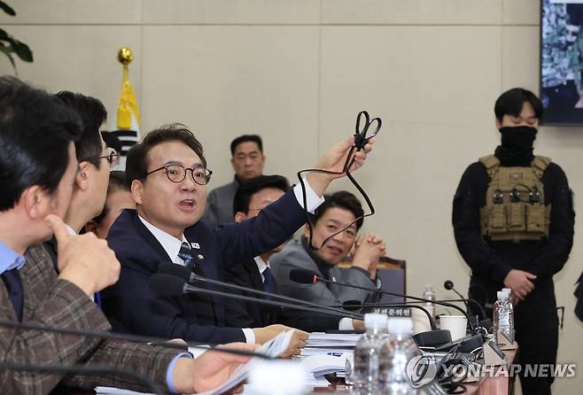 707 특임부대 휴대한 케이블타이 질의하는 박선원 의원 (서울=연합뉴스) 김주형 기자 = 20일 서울 여의도 국회에서 열린 국방위원회 전체회의에서 더불어민주당 박선원 의원이 707 특임부대가 휴대한 케이블타이에 관해 질의하고 있다. 2025.2.20 kjhpress@yna.co.kr