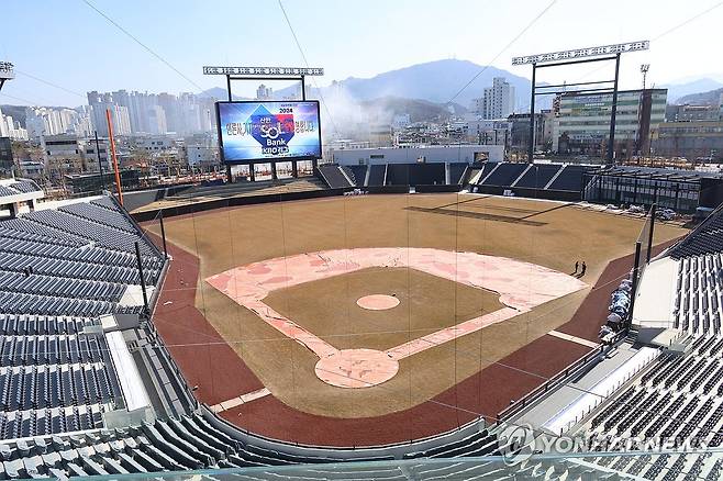 국내 최초 비대칭 그라운드 대전 한화생명볼파크 (대전=연합뉴스) 강수환 기자 = 20일 오전 대전 중구 부사동 대전 한화생명볼파크 야구장이 오는 28일 준공을 앞두고 마무리 작업이 진행되고 있다. 프로야구단 한화이글스가 올해부터 홈구장으로 사용할 대전 한화생명볼파크 구장은 사업비 2천74억원이 들어갔으며, 지하 2층·지상 4층, 관람석 2만 7석 규모로 조성됐다. 국내 최초로 좌·우 비대칭 그라운드, 높이 8ｍ 몬스터 월, 복층형 불펜 등을 도입했다. 2025.2.20 swan@yna.co.kr
