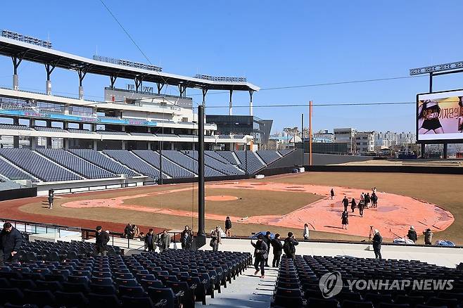 준공 앞둔 대전 한화생명볼파크 (대전=연합뉴스) 강수환 기자 = 20일 오전 대전 중구 부사동 대전 한화생명볼파크 야구장이 오는 28일 준공을 앞두고 마무리 작업이 진행되고 있다. 2025.2.20 swan@yna.co.kr