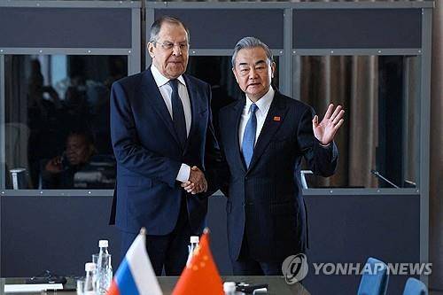 세르게이 라브로프 러시아 외무장관과 왕이 중국 외교부장 [러시아 외무부 제공/로이터=연합뉴스. 재판매 및 DB 금지]