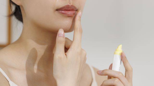 립밤에 습윤형 성분만 있다면 보습 효과가 제한적이다 | 출처: 클립아트코리아