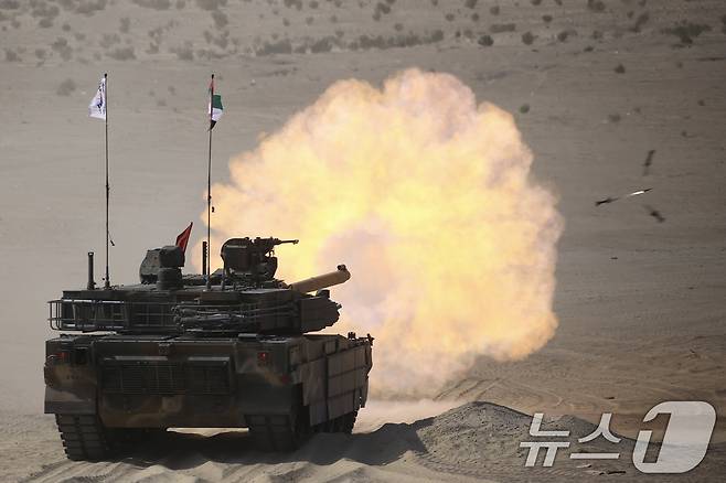 육군은 지난 10일부터 20일까지 ‘2025년 아랍에미리트(UAE) 연합훈련 TF’가 UAE군과의 현지 연합훈련을 성공적으로 마치고 귀국길에 오른다고 21일 밝혔다. 현지연합훈련단 소속 K2전차가 연합사격 훈련간 표적을 향해 120mm 전차포를 사격하고 있다. (육군 제공. 재판매 및 DB 금지) 2025.2.21/뉴스1