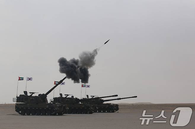 육군은 지난 10일부터 20일까지 ‘2025년 아랍에미리트(UAE) 연합훈련 TF’가 UAE군과의 현지 연합훈련을 성공적으로 마치고 귀국길에 오른다고 21일 밝혔다. 현지연합훈련단 소속 K9A1자주포가 연합사격 훈련 간 표적을 향해 155mm 포탄을 발사하고 있다. (육군 제공. 재판매 및 DB 금지) 2025.2.21/뉴스1