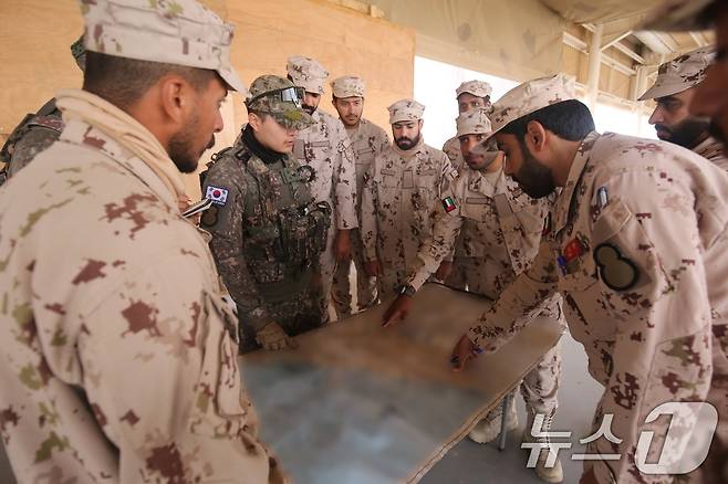 육군은 지난 10일부터 20일까지 ‘2025년 아랍에미리트(UAE) 연합훈련 TF’가 UAE군과의 현지 연합훈련을 성공적으로 마치고 귀국길에 오른다고 21일 밝혔다. 공격작전 야외기동훈련(FTX)을 앞둔 한-UAE군 장병들이 연합전술토의를 통해 세부 작전계획과 임무를 숙지하고 있다. (육군 제공. 재판매 및 DB 금지) 2025.2.21/뉴스1