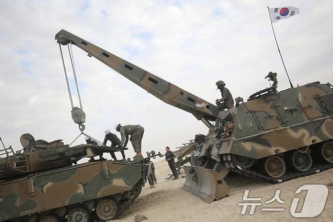 육군은 지난 10일부터 20일까지 ‘2025년 아랍에미리트(UAE) 연합훈련 TF’가 UAE군과의 현지 연합훈련을 성공적으로 마치고 귀국길에 오른다고 21일 밝혔다. 현지연합훈련단 장병들이 K1구난전차를 활용한 K2전차 현장정비를 통해 국산 무기체계의 차별화된 지속 지원 능력을 선보이고 있다. (육군 제공. 재판매 및 DB 금지) 2025.2.21/뉴스1